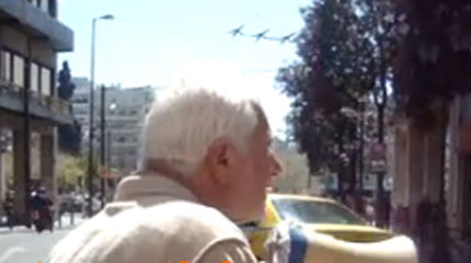 Εξαγριωμένος πολίτης στην Αθήνα με ντουντούκα