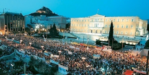 Επέστρεψαν διαδηλωτές μπροστά από τη Βουλή. Εκτεταμένα επεισόδια